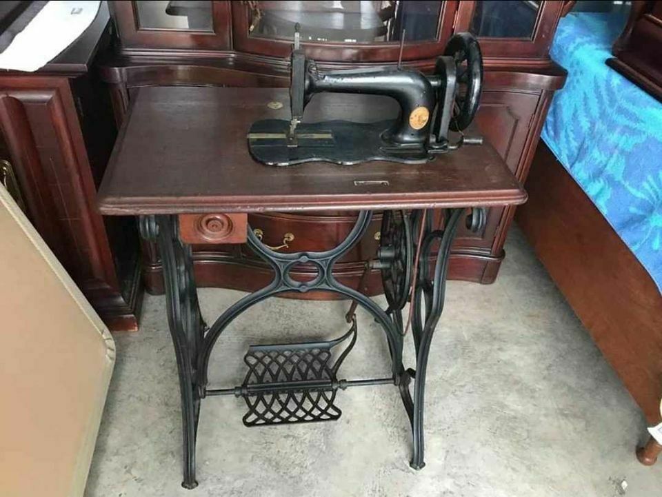 Singer Sewing Machine Model 12  "fiddle Base" In Original Cabinet