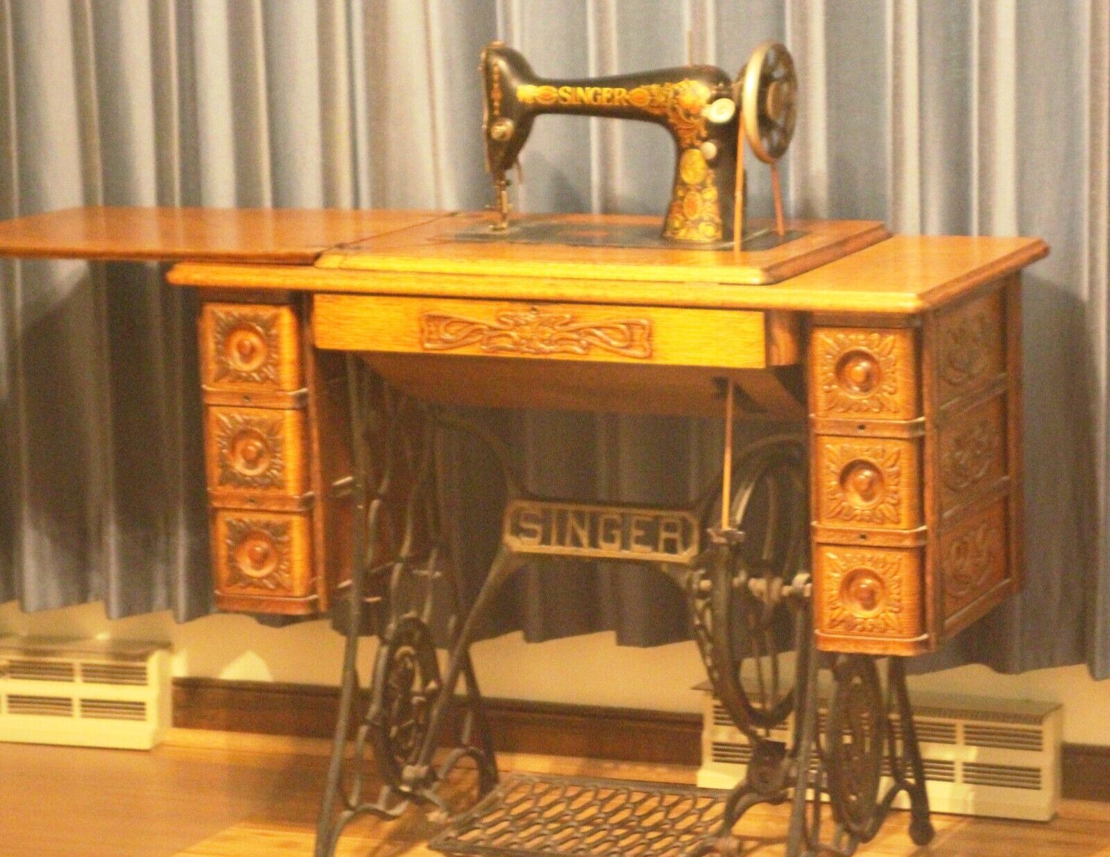 Antique Singer Sewing Machine With Oak Cabinet model 66 Serial # G9748839