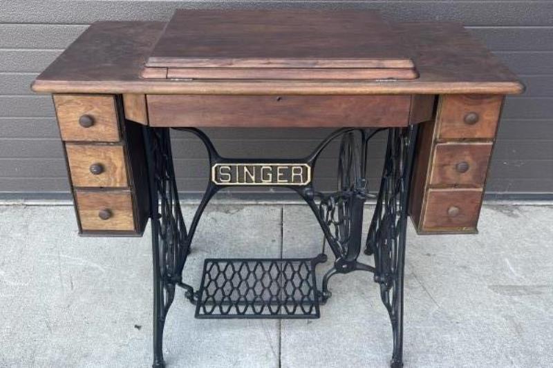 Vintage Singer Treadle Sewing Machine And Table G9740451